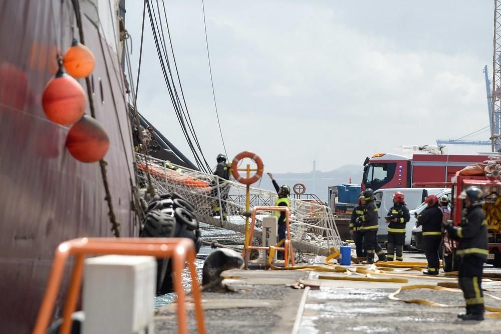 Simulacro de incendio en un buque en el Puerto de La Luz