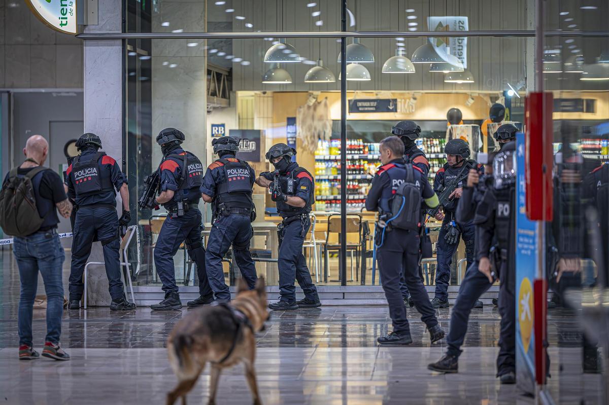 Agentes de los Mossos se despliegan por la estación de Sants en el simulacro de atentado