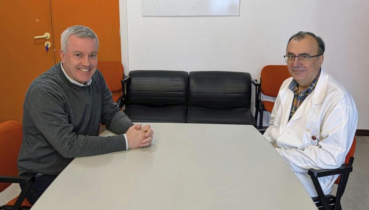 El alcalde, Luis Piña, reunido ayer con el médico Ángel González. | D.P.