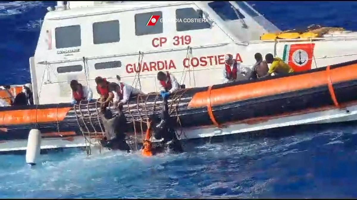 Una embarcación de la Guardia Costera italiana rescata a unos migrantes frente a la isla de Lampedusa, el pasado 6 de agosto.