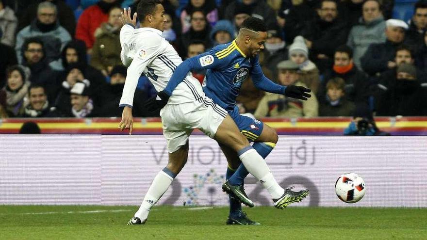 Bongonda se escapa de Danilo durante el encuentro de ayer. // LOF