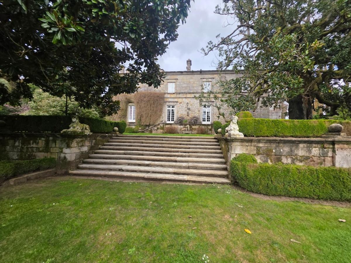 Una vista exterior del Pazo de Rubiáns, que data del siglo XV y fue reconfigurado en el XVIII.