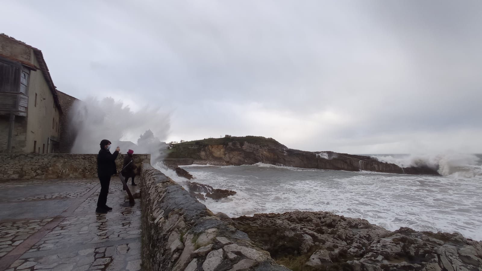 El temporal causa destrozos en Llanes