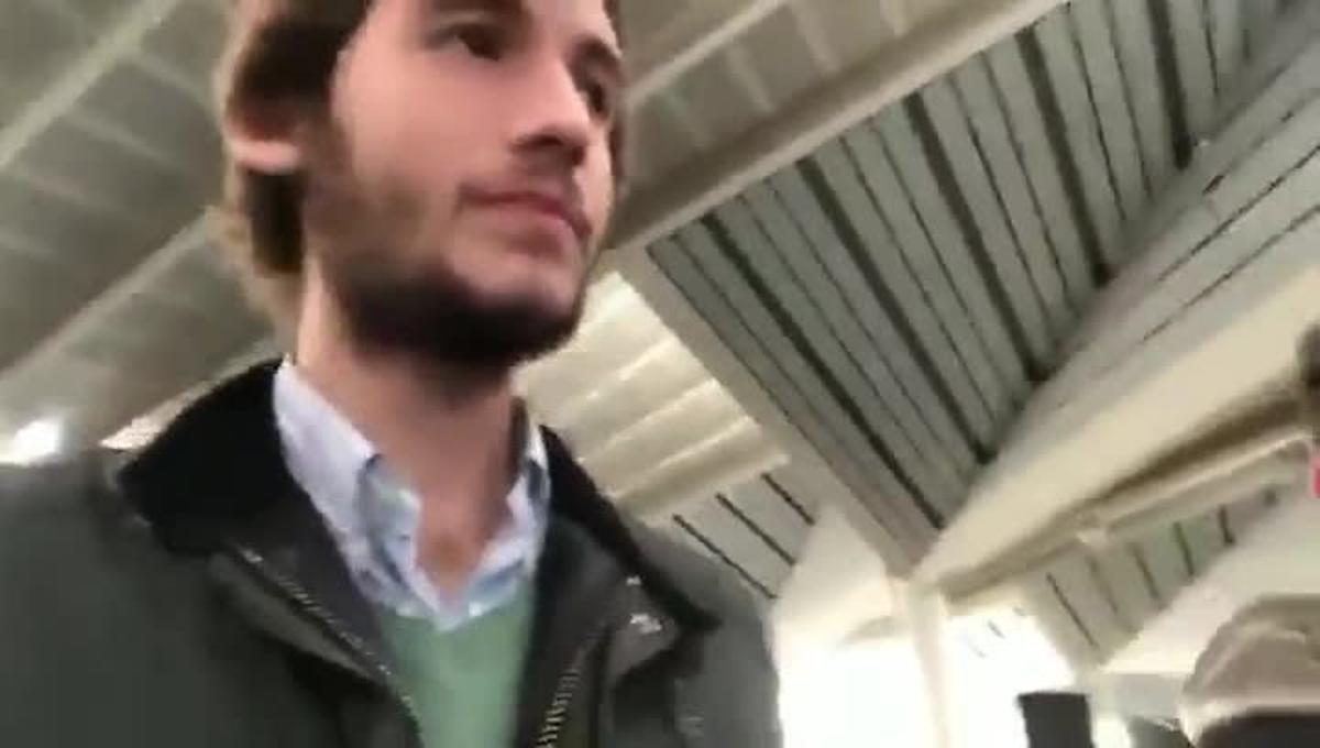 Momento en que dos ultraderechistas acosan a Willy Toledo en Atocha.