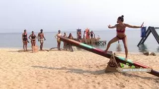 El desliz de Adara con el bikini durante una prueba en Supervivientes: los dos pechos al aire