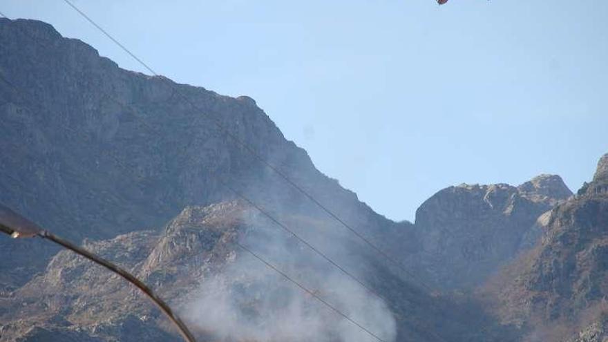 Un hidroavión sobrevuela una zona de cableado eléctrico.