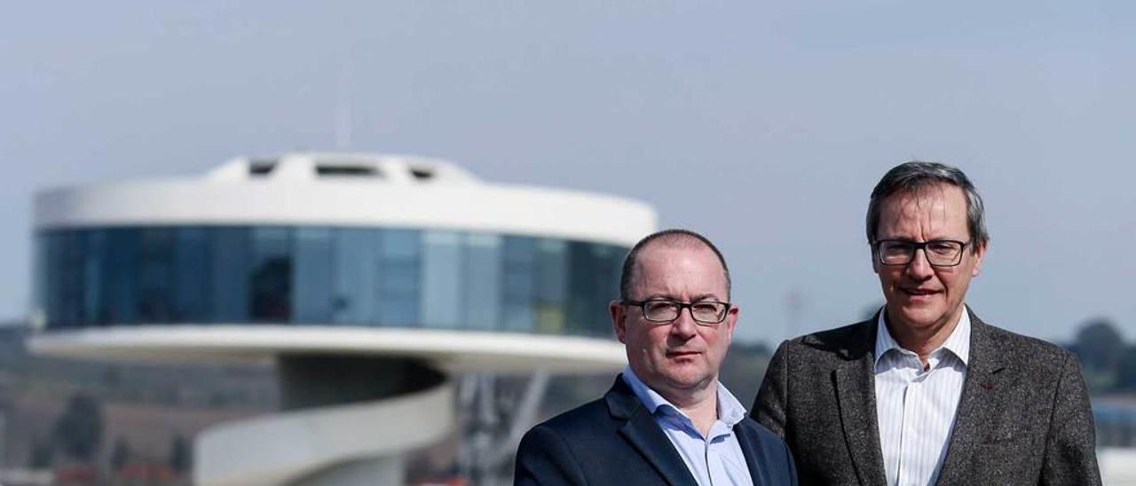 Francisco Menéndez y Luis Suárez Mariño, con la torre del Niemeyer al fondo.