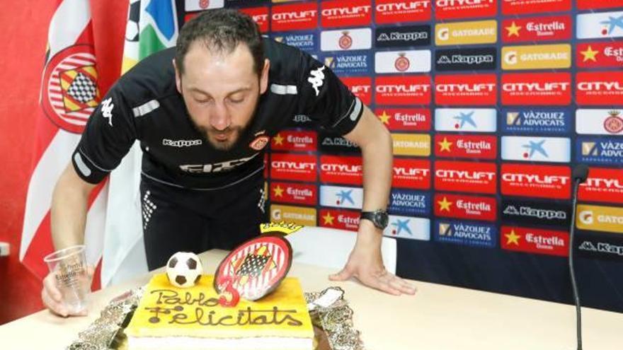 Moment en què Pablo Machín rebia un pastís de mans de la penya del Girona FC que duu el seu nom.