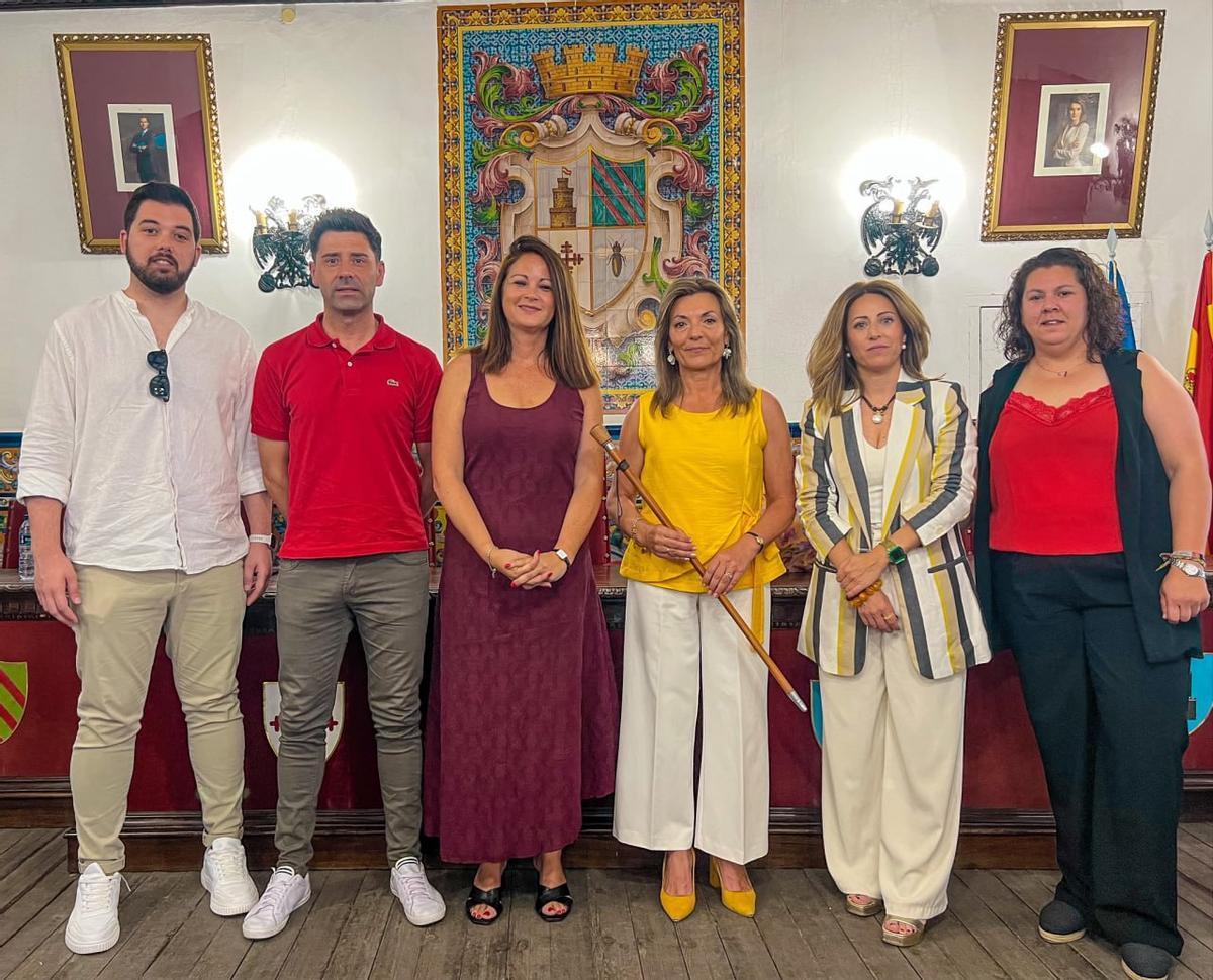 Luisa María Rodríguez, de amarillo, junto al resto de concejales socialistas del Ayuntamiento de Fuente Obejuna.