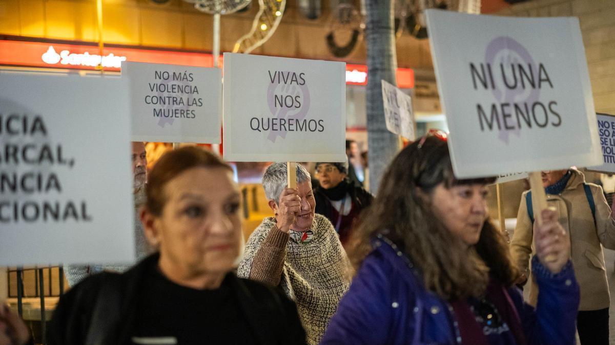 Concentración de mujeres debido a un feminicidio en Las Palmas.
