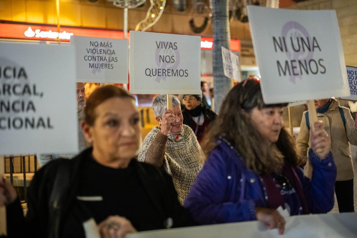 Concentración de mujeres debido a un feminicidio en Las Palmas.