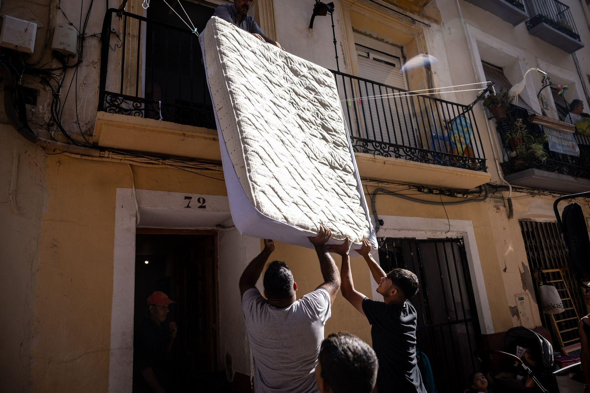 En imágenes | Desalojo en el número 72 de la calle Pignatelli de Zaragoza