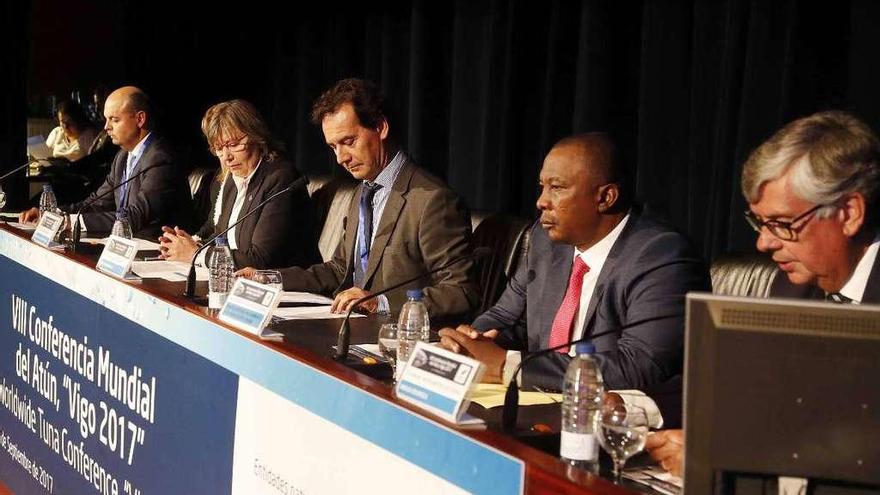 De izq. a dcha., el director de banca de empresas de Abanca, Víctor Casal; la ministra de Pesca de Ecuador, Ana Katuska Drouet; la conselleira do Mar, Rosa Quintana; el presidente de Anfaco, Jesús M. Alonso Escurís; el ministro de Pesca de Costa de Marfil, Kovena Kouassi Adjoumani; y el secretario general de Anfaco, Juan Manuel Vieites. // R. Grobas