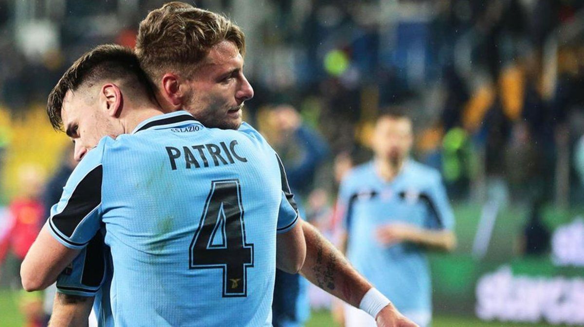 Patric se abraza a Ciro Immobile tras un partido entre la Lazio y el Parma