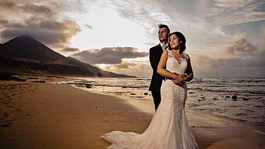Imagen de la pareja Antonio y Delioma tras contraer matrimonio, posando en la playa de Cofete.