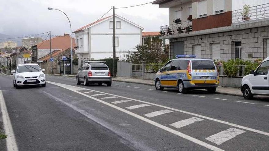 El radar móvil de la DGT, en Vilaxoán. // Noé Parga