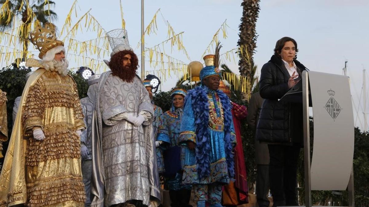 La alcaldesa, Ada Colau, recibe a los Reyes Magos.