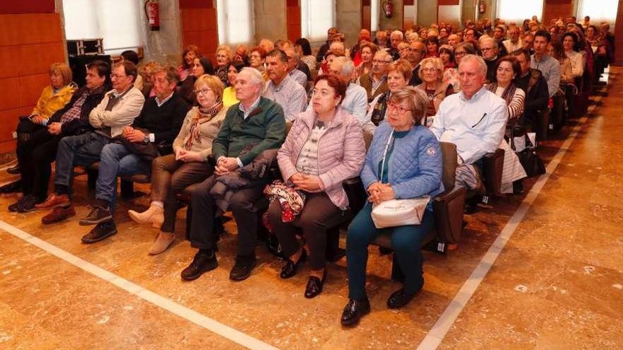 Público asistente á mesa redonda, que organizou Club FARO e a Asociación Cultural Pertenza.