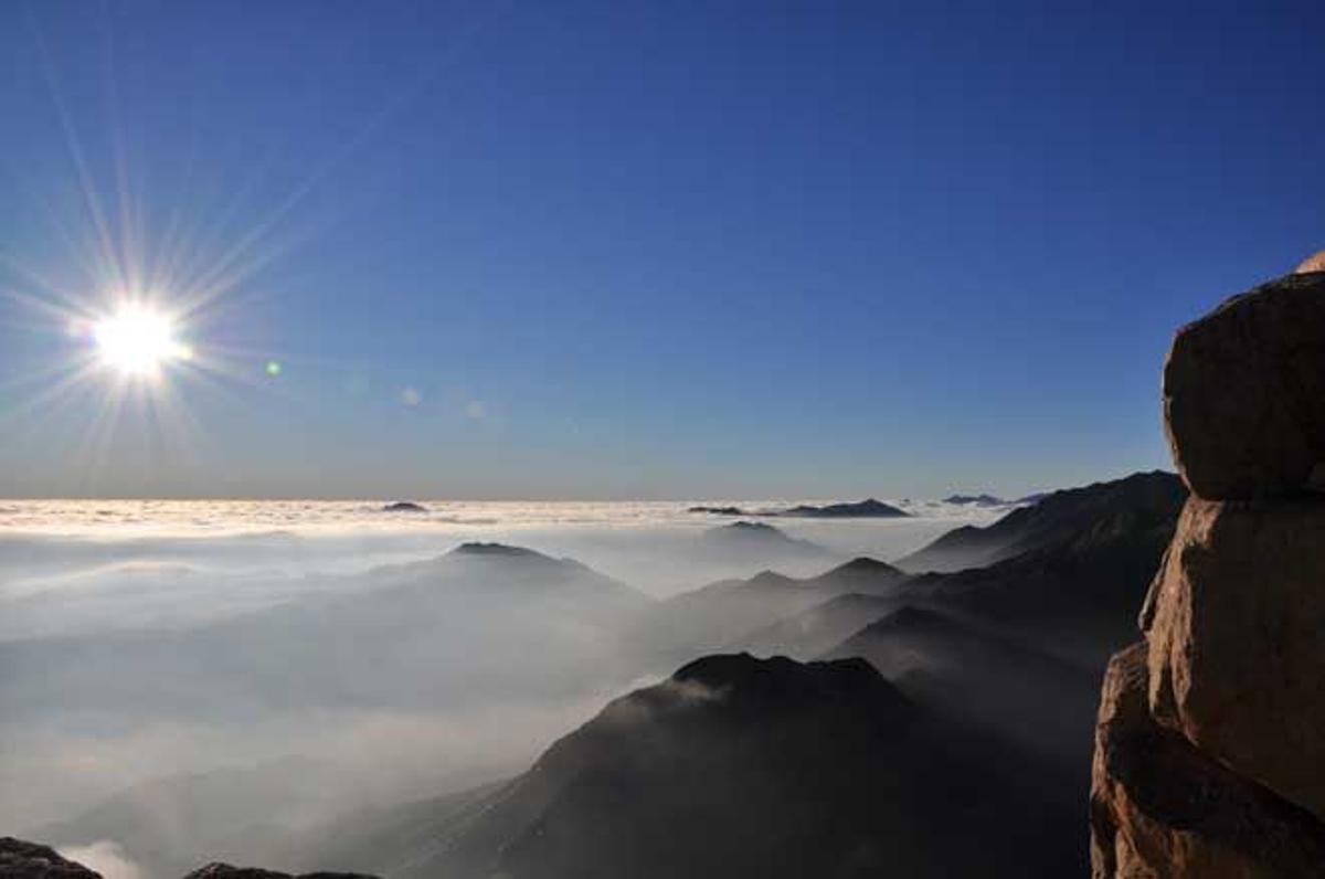 Amanecer entre las nubes desde en Monte Sinaí, en Egipto.