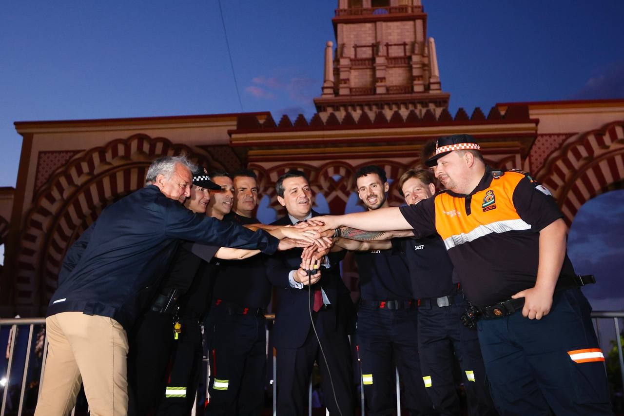 El encendido del alumbrado especial y la portada de la Feria de Córdoba, en imágenes