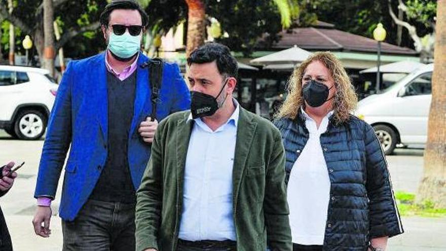 Sergio Ramos, Guillermo Mariscal y Auxiliadora Pérez, en el Parque Santa Catalina de la capital grancanaria.