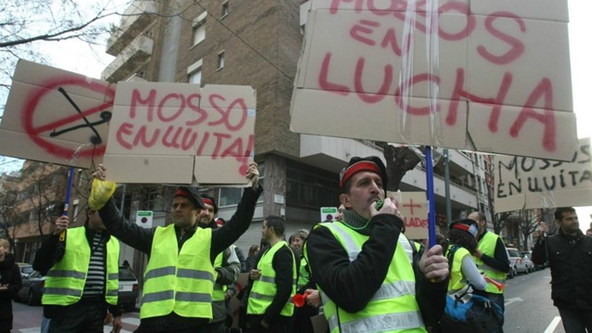 Protesta de mossos d'esquadra ante la comisaría de les Corts.