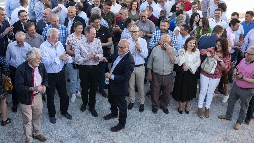 El presidente provincial del PP, Manuel Baltar, con los miembros del comité ejecutivo, en el Concello de Beariz. // Brais Lorenzo