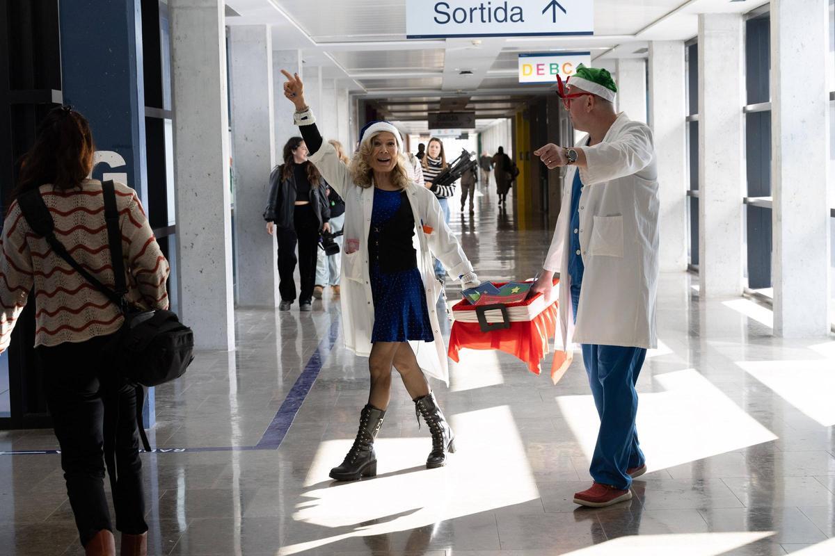 Imágenes de la entrega de felicitaciones navideñas a enfermos en el hospital Can Misses