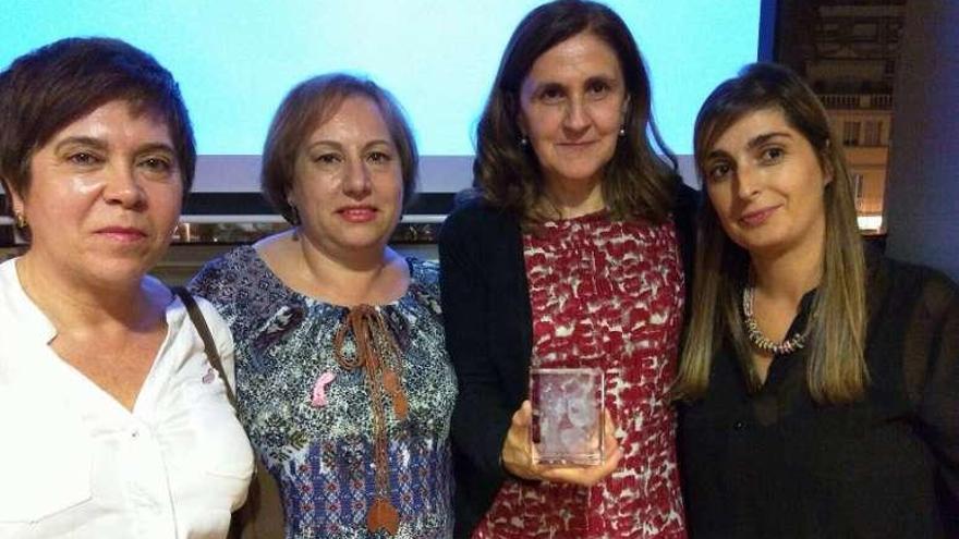 La doctora Rosa Mallo, con su premio.