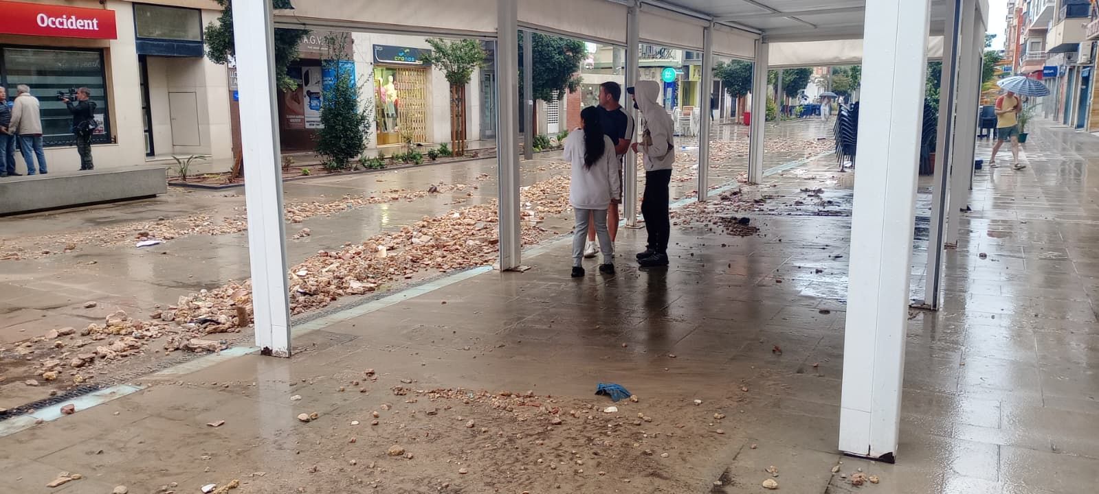 La tromba de agua caída en Cullera deja un sedimento de piedras sobre las calles