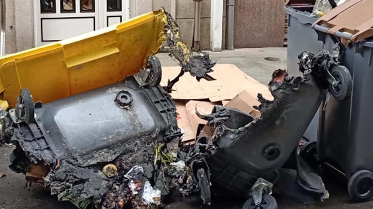 Imagen de un contenedor quemado en una calle de A Coruña.