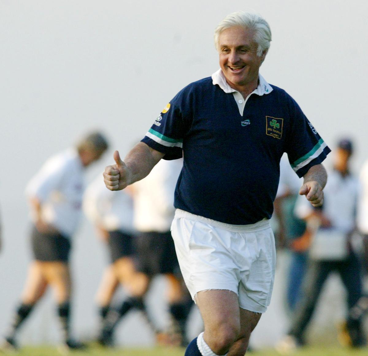 Roberto Canessa celebra un punto con un compañero de equipo en Santiago