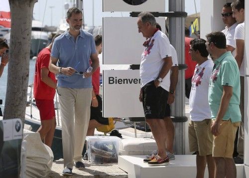 El rey Felipe a su llegada hoy al Club Naútico de Palma de Mallorca, para competir en la 34 Copa del Rey de Vela en aguas de la Bahía de Palma al mando de la embarcación "Aifos" de la Armada Española.