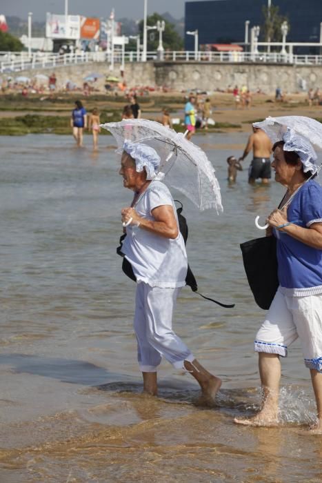 Mujeres de La Corredoria (Oviedo) que acuden a bañarse a la playa de San Lorenzo