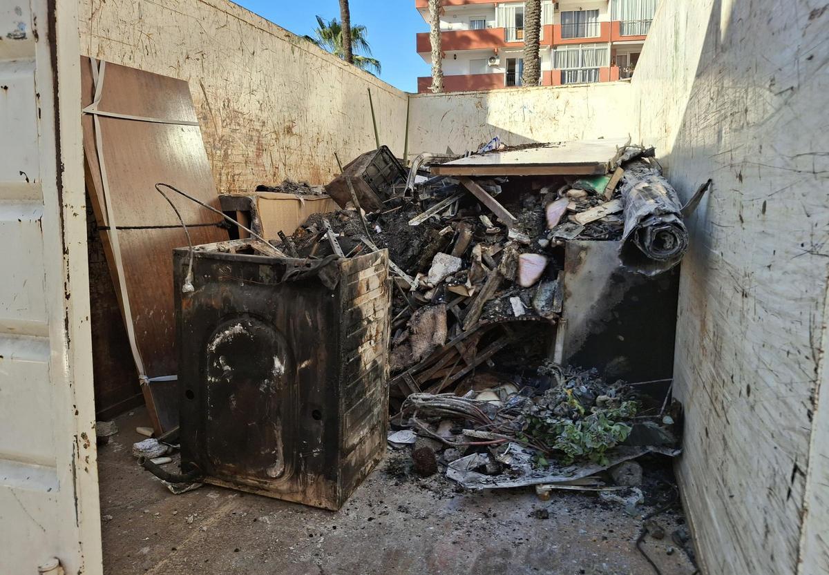 Los electrodomésticos y muebles carbonizados de la vivienda devastada por las llamas