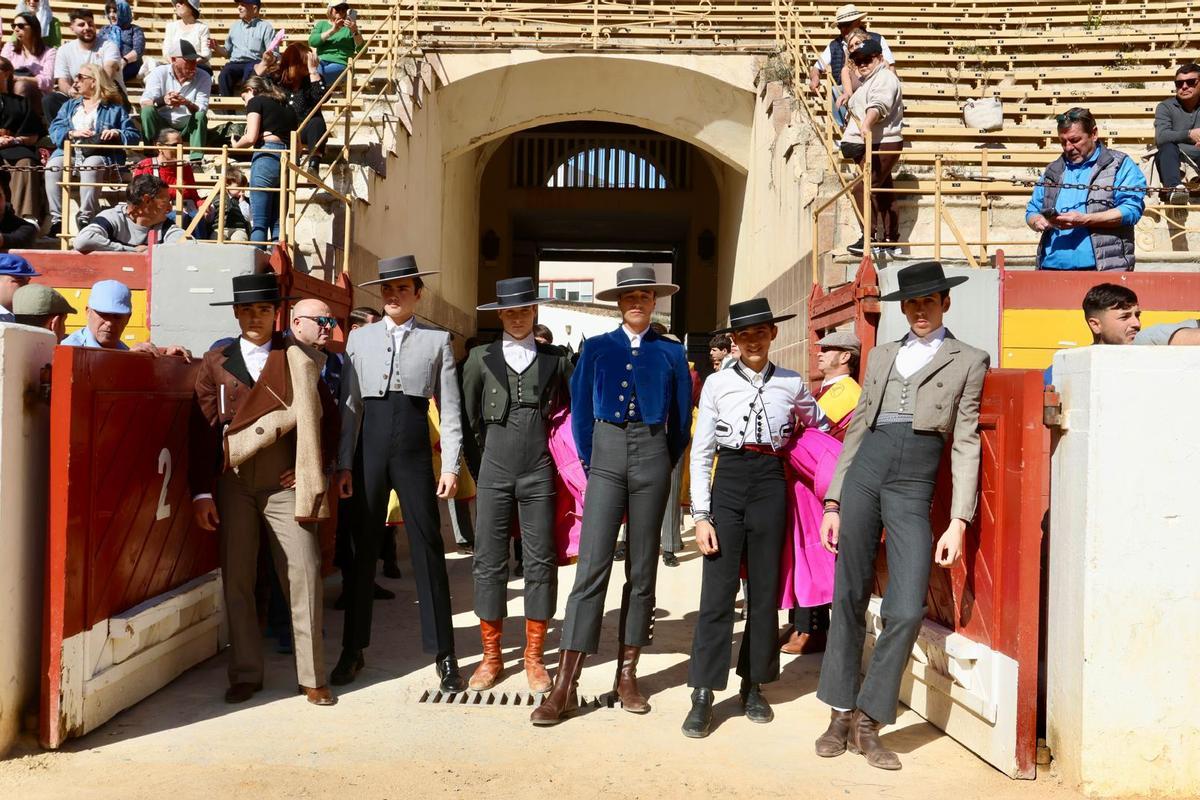 Imagen de los 6 participantes antes del paseíllo en Alicante