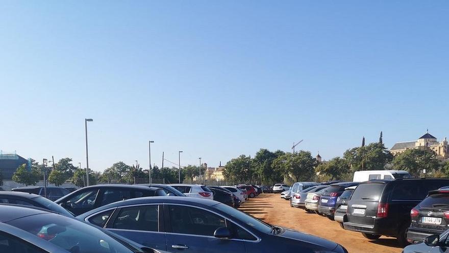 Vecinos critican que el aparcamiento ilegal de Miraflores sigue abierto desde hace semanas