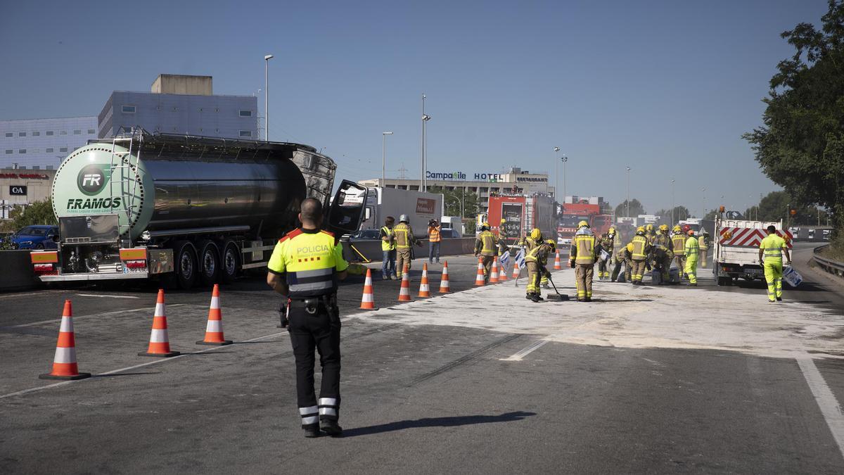 El incendio de un camión en la AP-7 colapsa la autopista