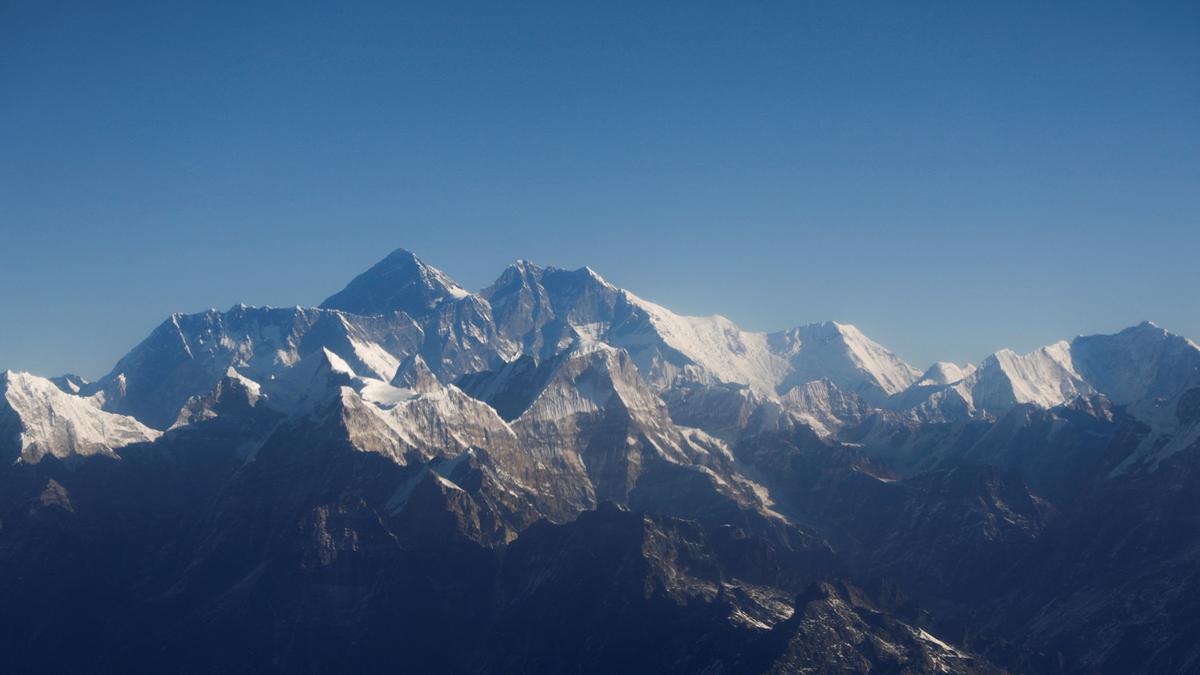 Monte del Everest cerca donde se perdió el contacto con el helicóptero