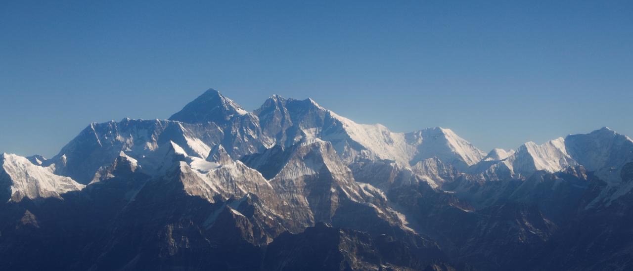 Monte del Everest cerca donde se perdió el contacto con el helicóptero 