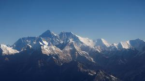 Monte del Everest cerca donde se perdió el contacto con el helicóptero 