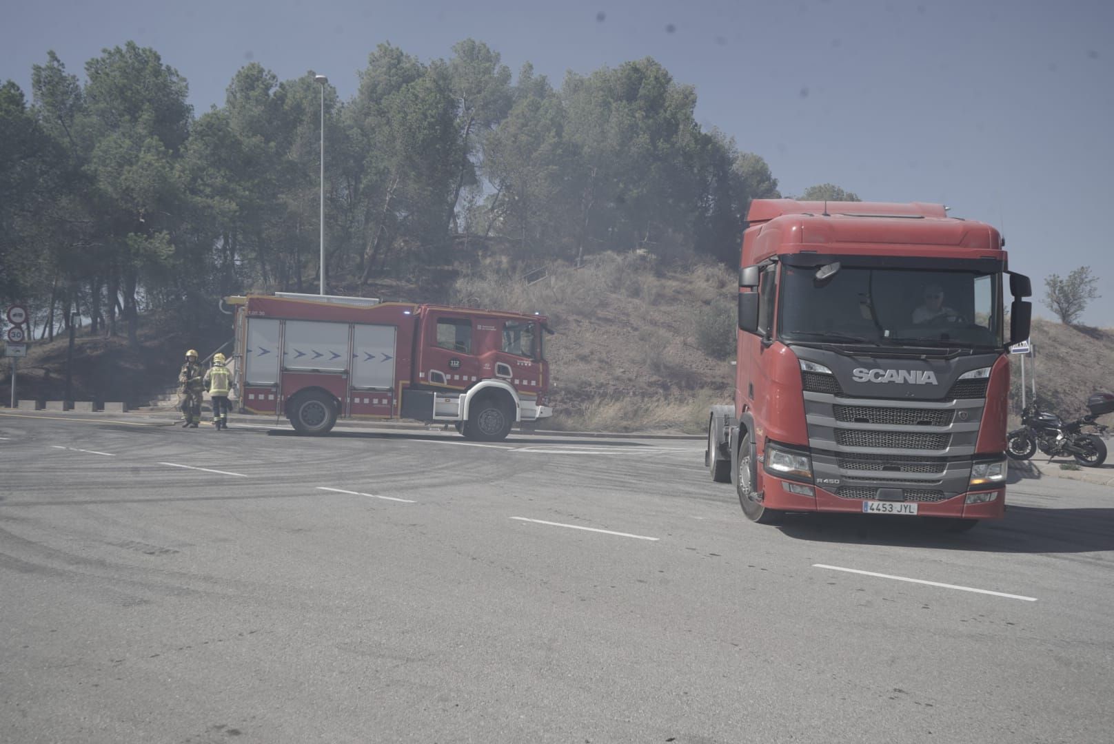 Totes les imatges de l'incendi a l'exterior d'una nau a Sant Fruitós de Bages