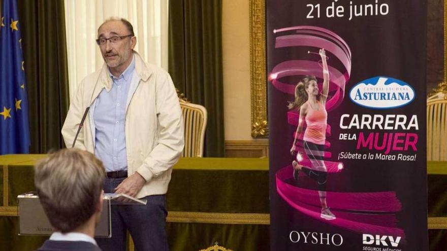 Jesús Suárez, presidente del Gijón Atletismo, presenta la carrera.