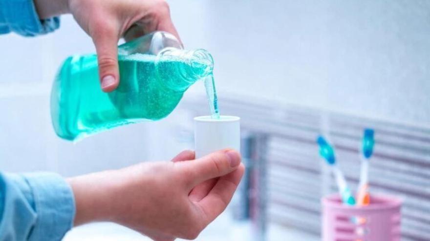 Sanidad ordena retirar un conocido enjuague bucal al detectar bacterias en el producto