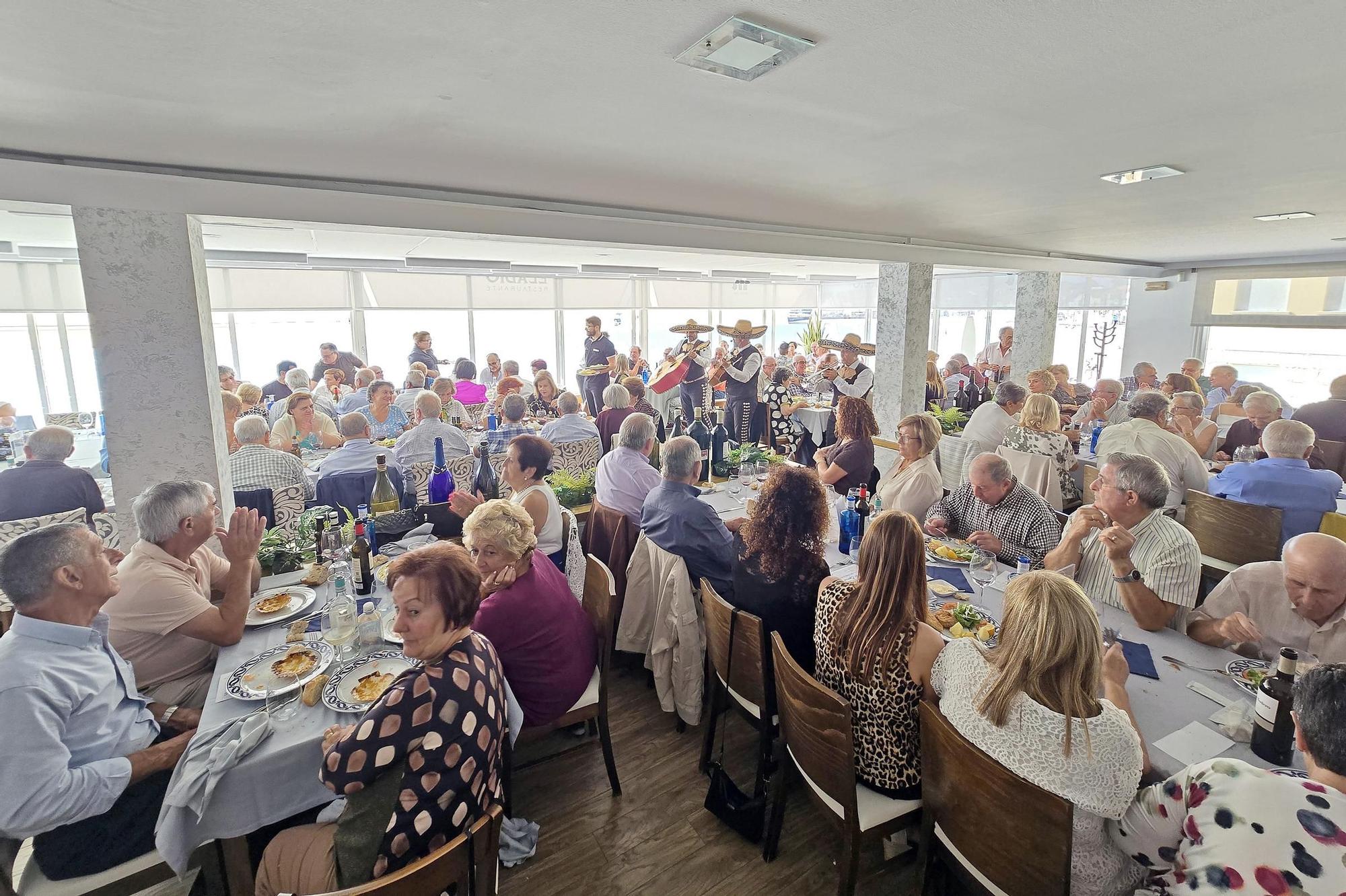 Homenaje al médico Tomás Rodríguez Cayazzo por sus pacientes en Panxón
