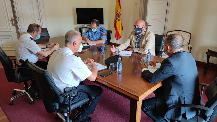 El alcalde portuense, Marco González, junto a Francisco Javier Plata y mandos de la Policía Nacional y Local.