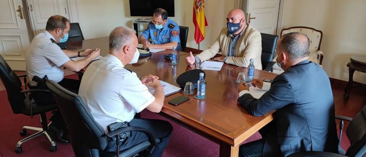 El alcalde portuense, Marco González, junto a Francisco Javier Plata y mandos de la Policía Nacional y Local.