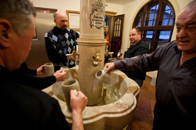 Los clientes aclaran sus jarras en la cervecería del monasterio agustino de Mülln