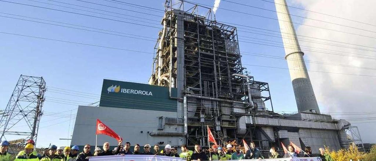 Trabajadores en una protesta frente a la térmica de Lada.