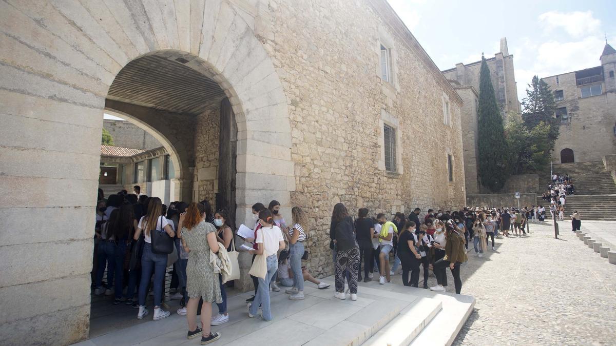 Protesta d'estudiants de la UdG en contra del requisit de la tercera llengua per obtenir el títol